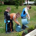 Arrosage des plantations par la classe pour l’inclusion scolaire (CLIS) de l’école Jacques Brel