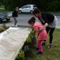 Mise en place des graviers et Arrosage des plantations par la classe pour l’inclusion scolaire (CLIS) de l’école Jacques Brel