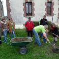 Plantation de l'arbre (Poirier) par Elona et Tara Léona