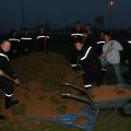 Déblaiement de la terre par les jeunes sapeurs pompiers